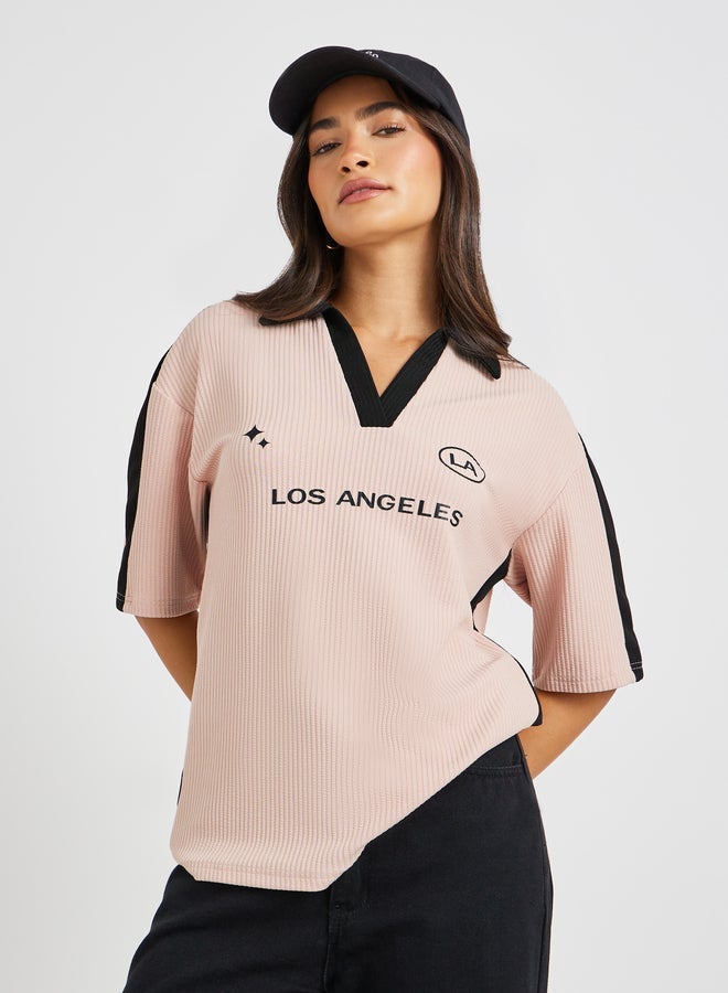 ستايلي تيشيرت فضفاض بياقة وأكمام قصيرة مطبوع عليه شعار - Image 1